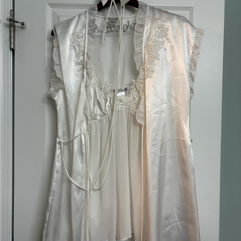 New WO tags. Elegant White Satin Nightgown and Robe Set
